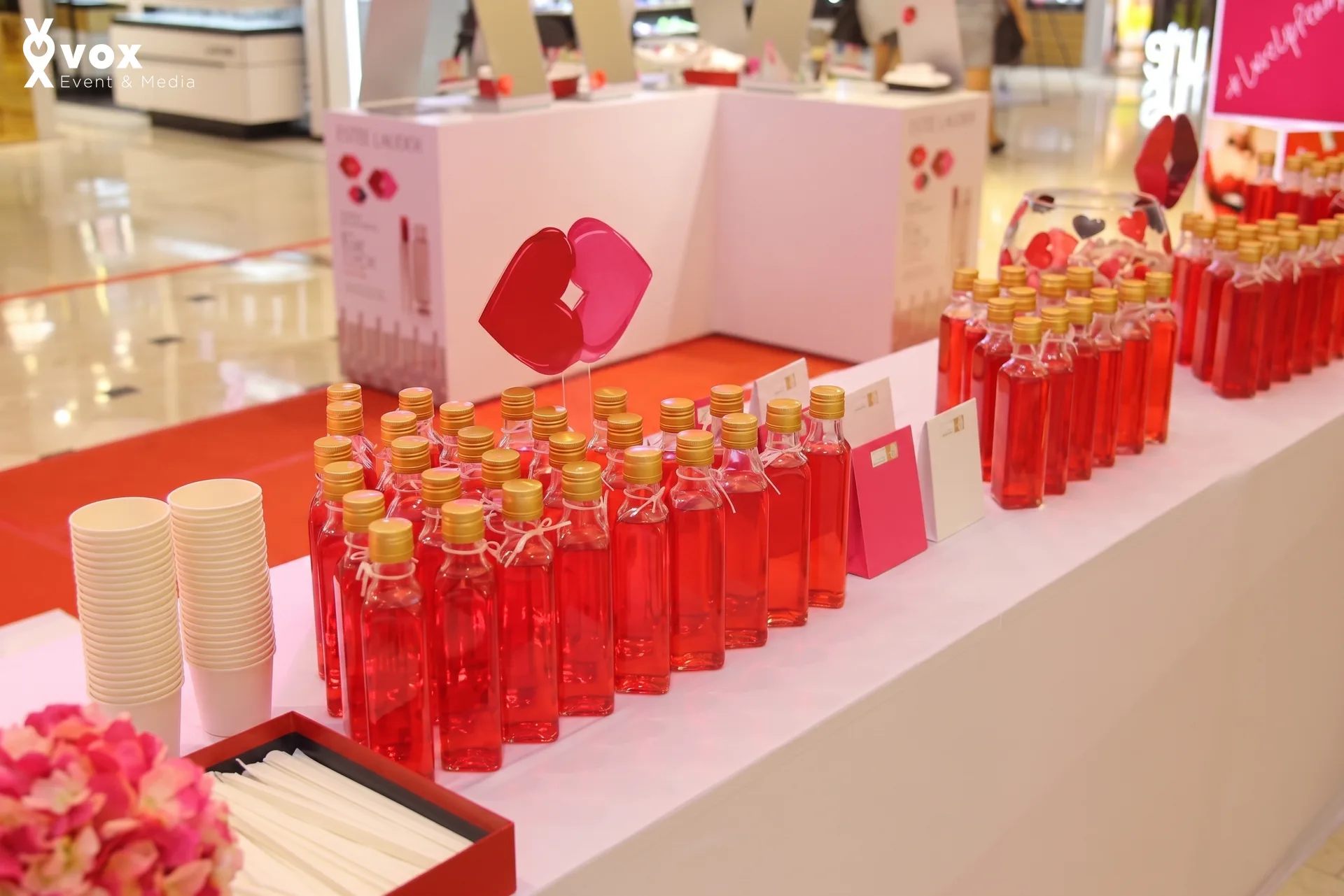Estee Lauder — table display và vật phẩm sự kiện