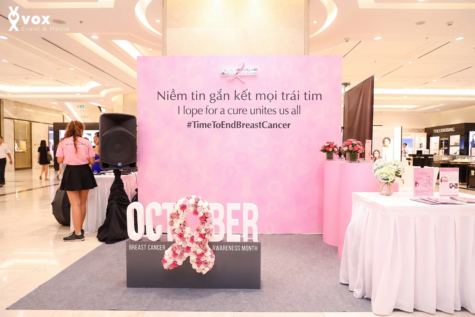 Estee Lauder Pink Month — vật phẩm đồng bộ màu hồng campaign