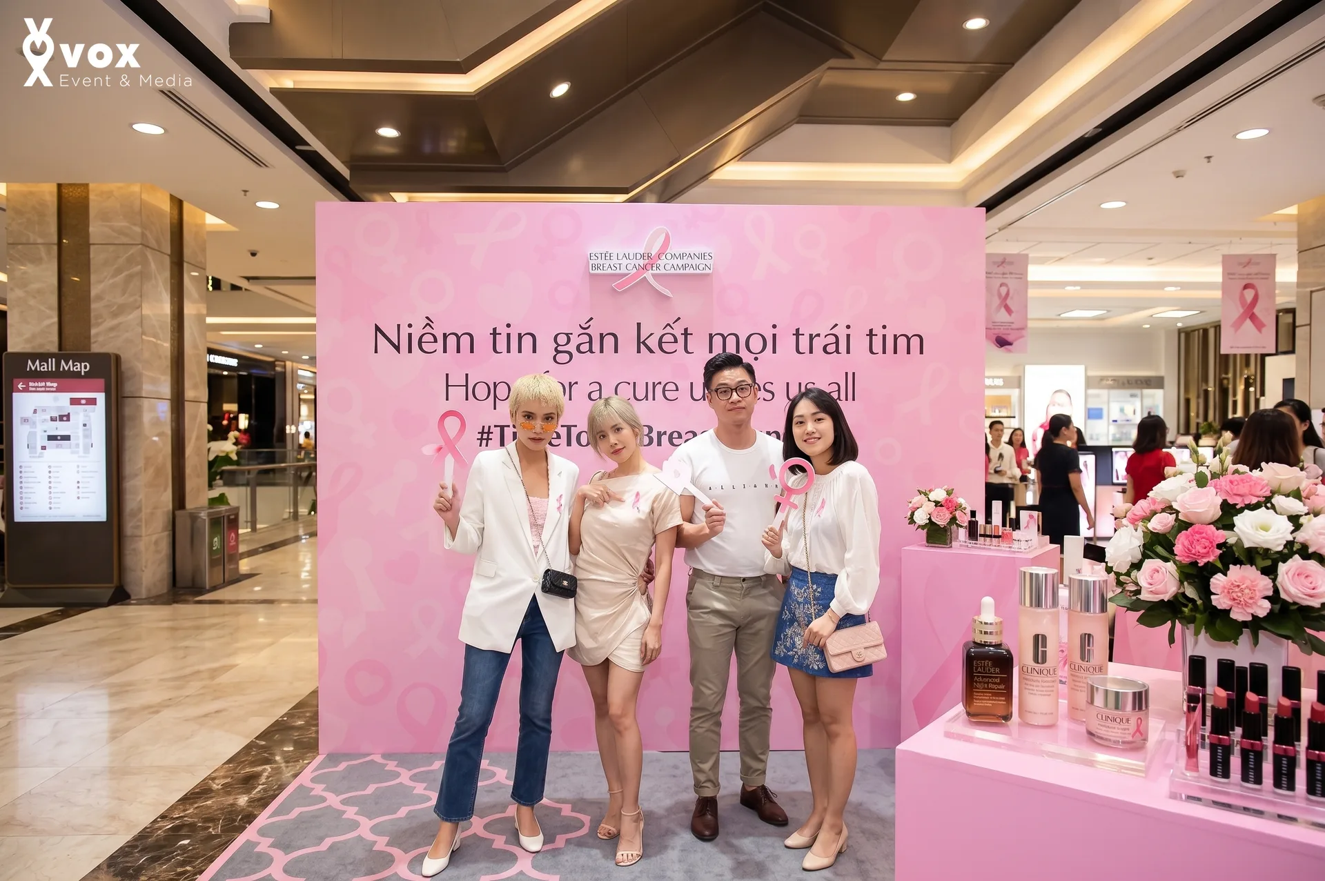 Estee Lauder — ấn phẩm và table display theo campaign