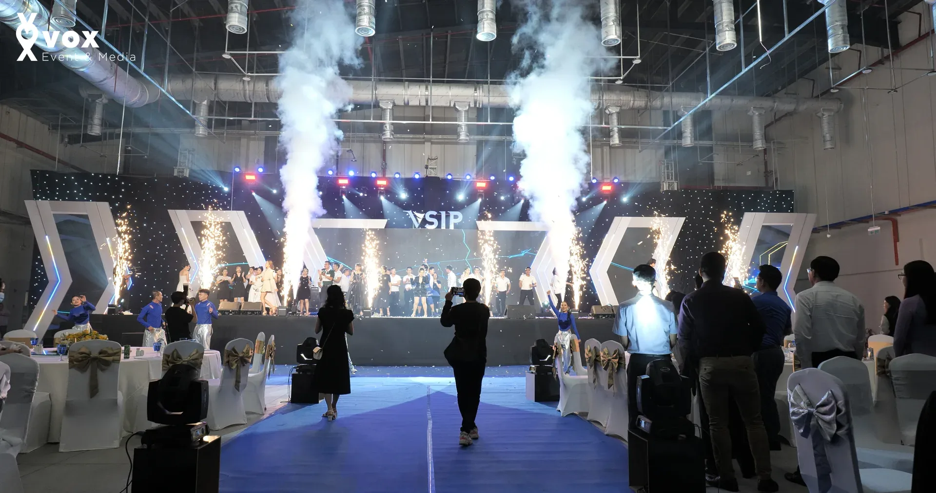 VSIP Year End Party 2023 – cổng chào ngoài trời, logo lớn, sân khấu và banquet setup